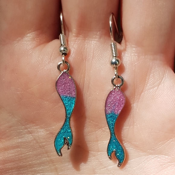 🧜🏼‍♀️ Mermaid Tail Earring - Picture 2 of 5